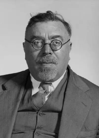 Wiener in middle age, close-up portrait with round glasses and goatee